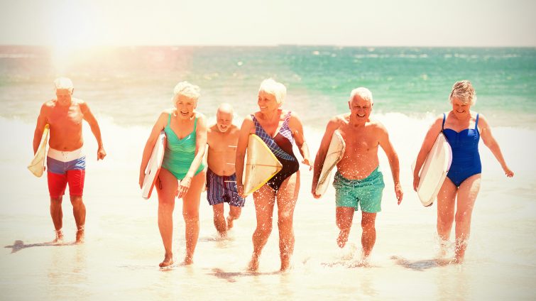senioren beim surfen mit gebrauchten Surfbrettern
