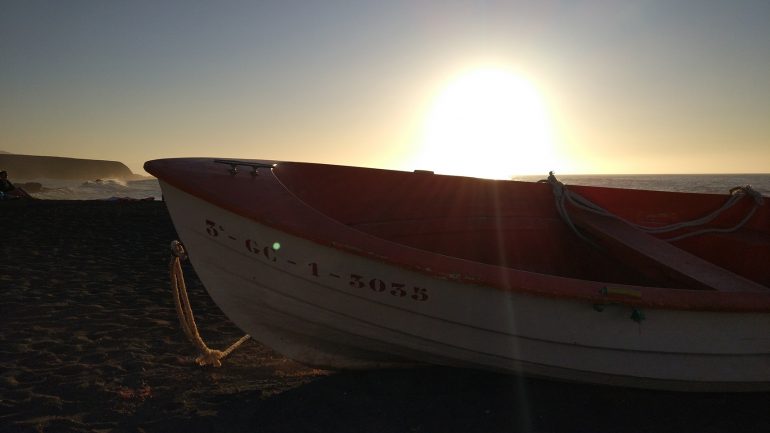 Fischerboot im Sonnenuntergang Fuerteventuras