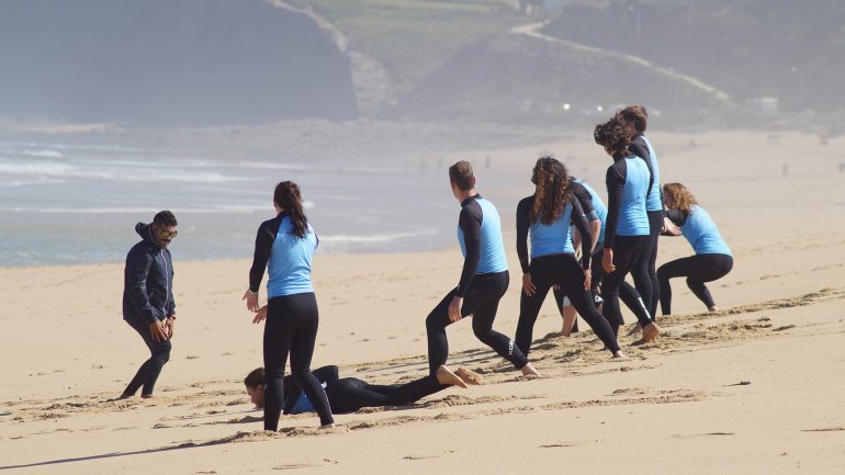 Das Surfen inklusive Aufwärmen bei Mellowmove Portugal