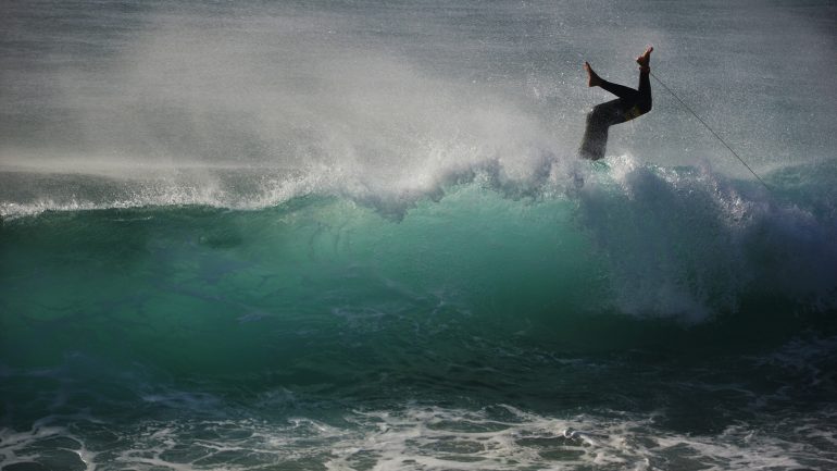 surfer fliegt in Welle fail crash
