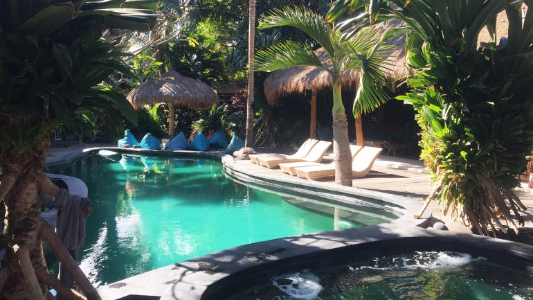 Pool und Relax Area im Kima Surfcamp auf Bali