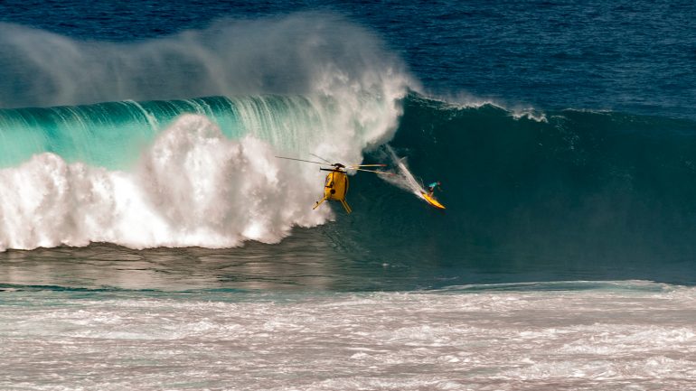 professioneller surfer mit helikopter - 5 Fragen an surfprofi die du dich nicht zu stellen traust